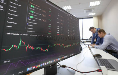 Люди, ищущие информацию о том, можно ли заработать на бирже, рано или поздно узнают, что есть два основных направления торговли — трейдинг и инвестиции. За последние несколько лет границы между этими понятиями размылись, но различия все же есть.