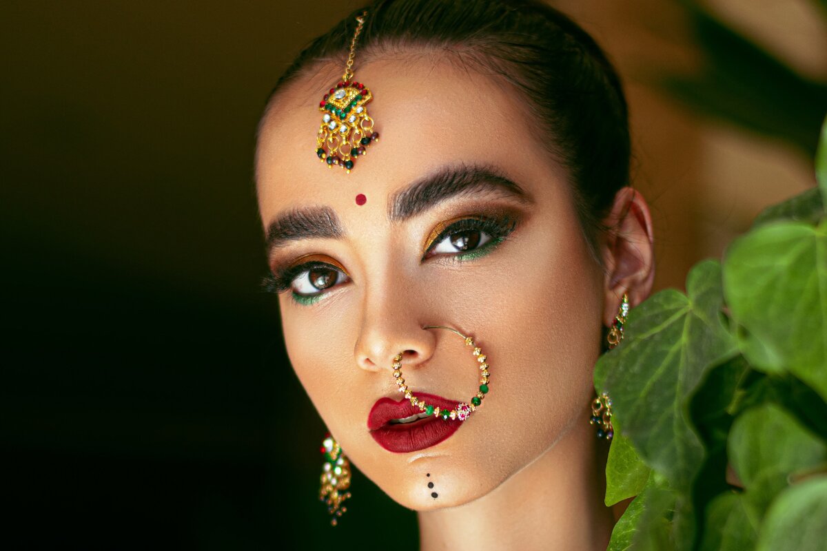 Cовременные украшения для пробора апеллируют к традиционным индийским украшениям тика