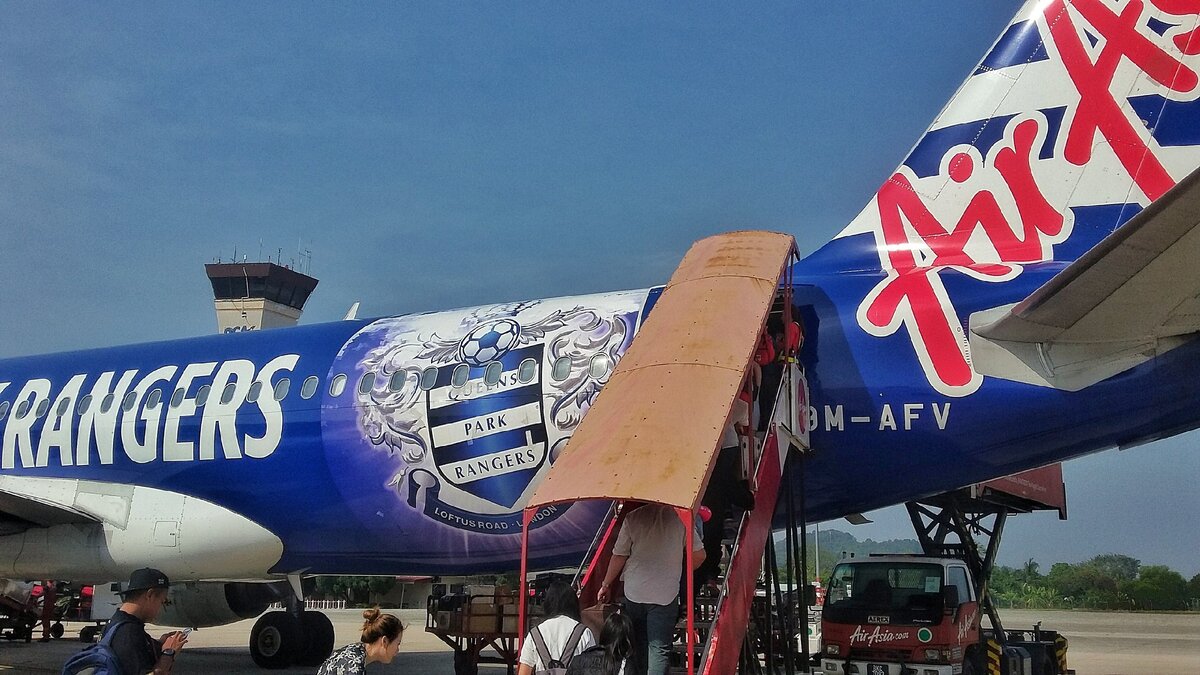Самолет авиакомпании Air Asia рейсом с острова Пенанг на остров Лангкави