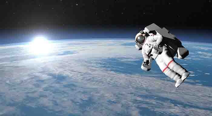 Модель космонавта, парящего на Земной орбите