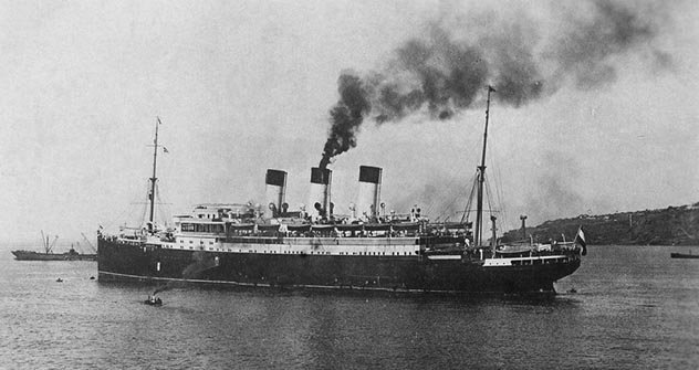 
Во время Первой мировой войны немцы замаскировали один из своих кораблей, SMS Cap Trafalgar, под британский лайнер RMS Carmania. Однако, по злосчастной иронии судьбы, первым кораблем, который они встретили у острова Тринидада, у берегов Бразилии, (Примечание: не Тринидад) был настоящий RMS Carmania, чей капитан, Ноэль Грант, немедленно распознал их попытку обмануть британские корабли и начал внезапную атаку рано утром, в конечном итоге приведя к потоплению SMS Cap Trafalgar. Хорошая попытка, немцы.