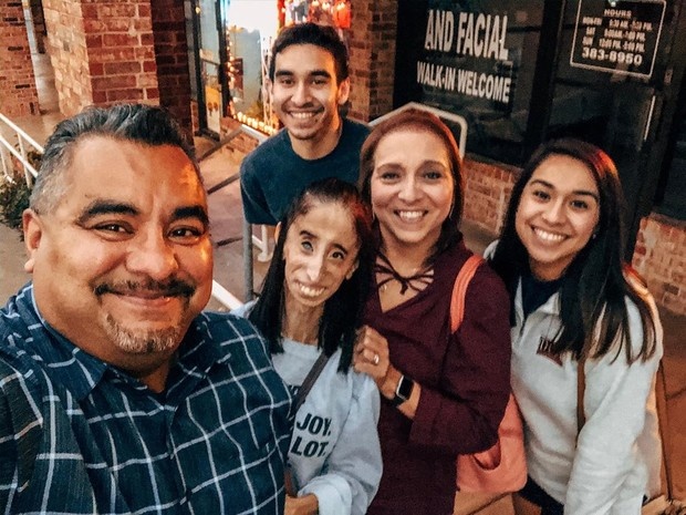 Лиззи с семьёй. Фото: @littlelizziev