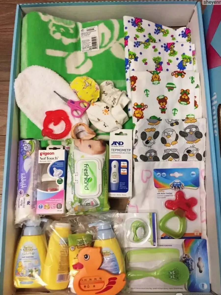 подарочная коробка в роддоме. собянинская коробка для новорожденных 2022. подарок от собянина на рождение ребенка. коробка собянина для новорожденных 2022. подарок новорожденному от государства.