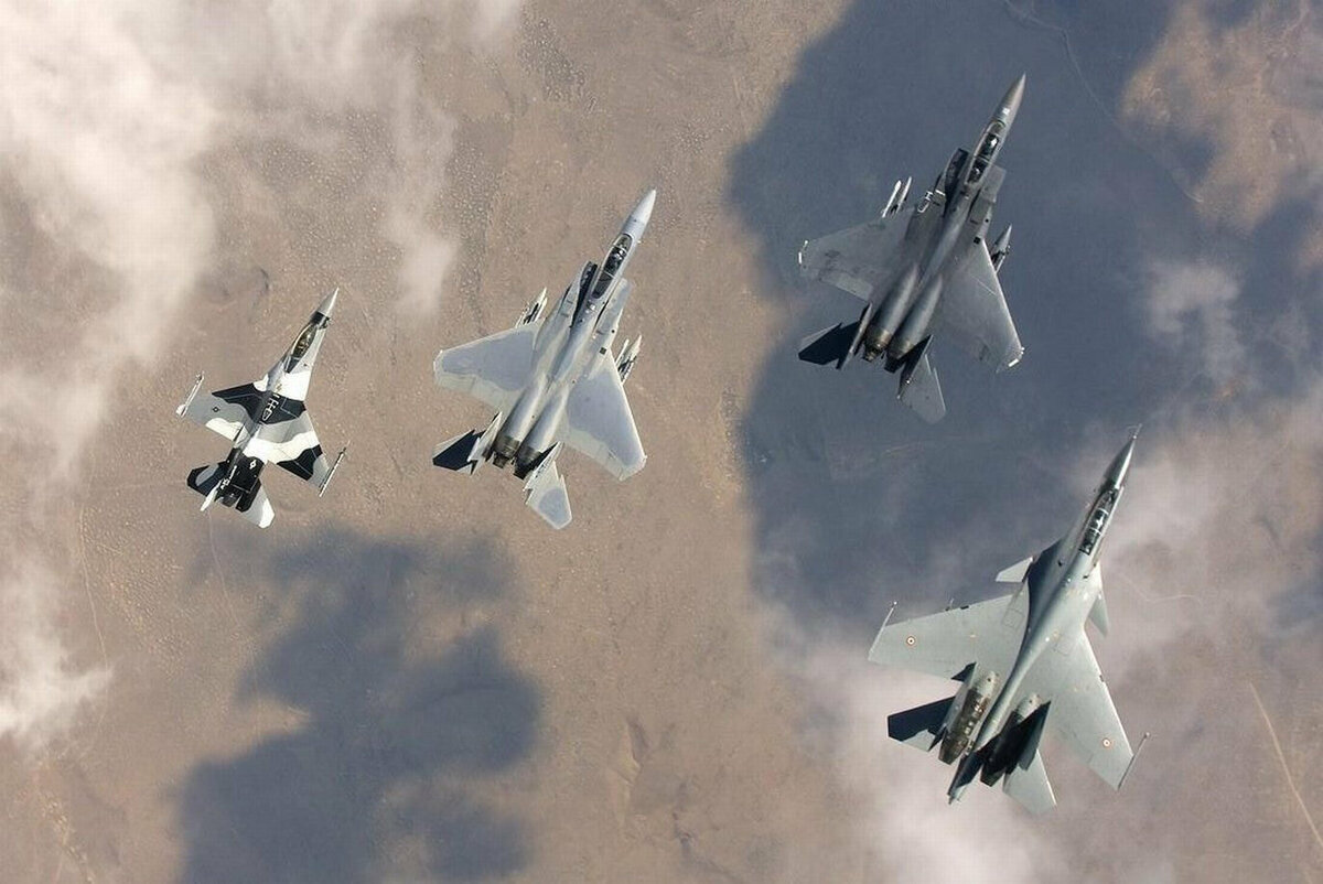 F-16, F-15 (2) и Су-30 МКИ. Фото из Яндекс-коллекции