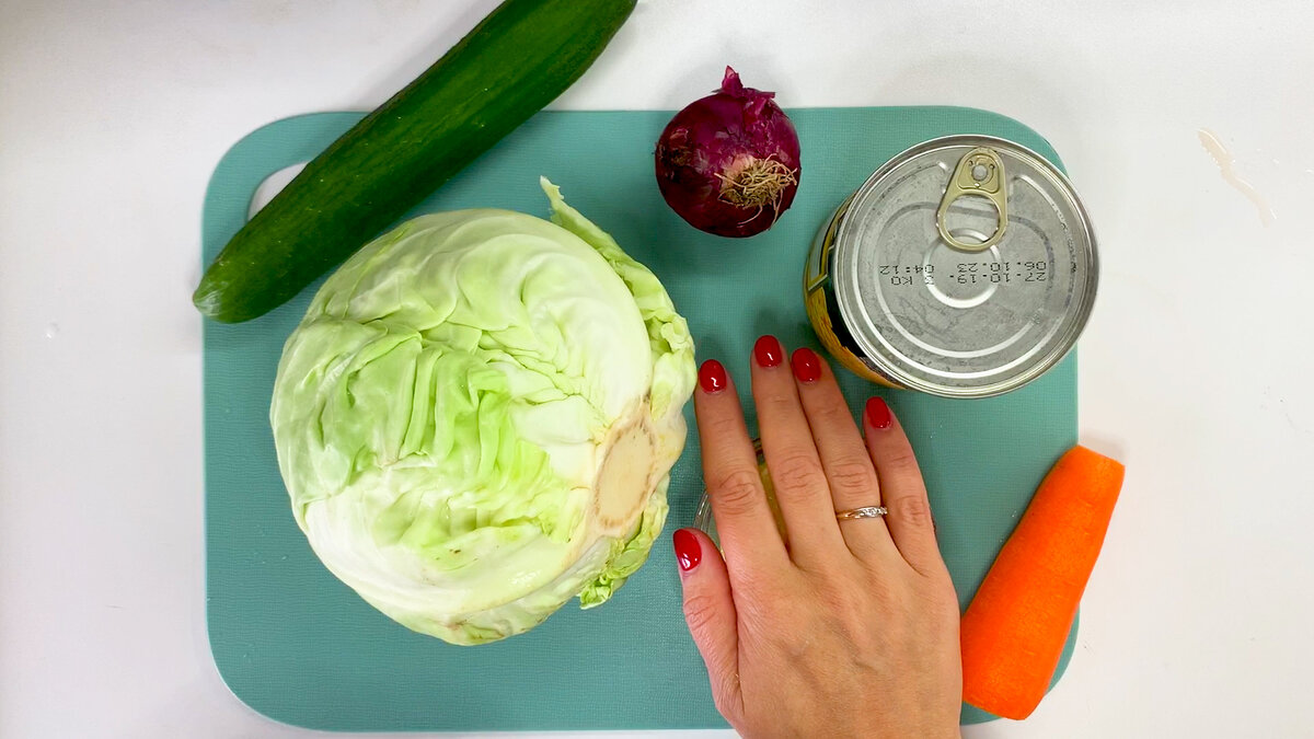 Это отличный пример того, как всего один ингредиент может поменять вкус обычного салата из капусты!