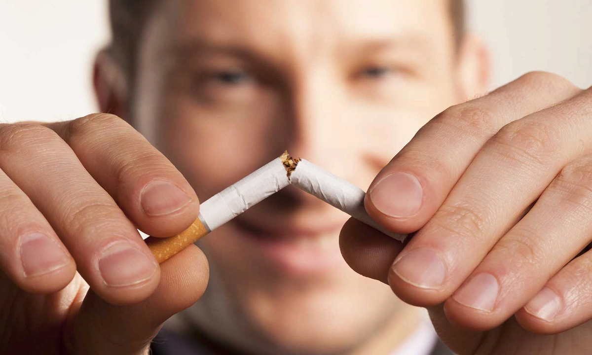 Отказ бросить курить. Ломает сигарету. Сломанная сигарета. Стоп курение. Откажитесь от курения.