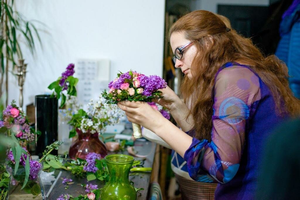 Арина, 35 лет, хозяйка цветочной мастерской:
— Каждый день появляется неотложное дело: то «трудный» клиент, то интернет-магазин внимания требует — и времени на креатив остается мало, хотя я провожу на работе по 10 часов! Мне все труднее вставать по утрам, а головокружение иногда не проходит до самого вечера. Любимое дело — или здоровье? Неужели всегда приходится выбирать?