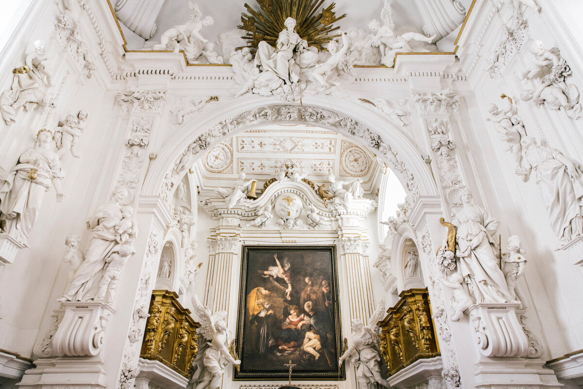 запрестольный образ «Рождество» кисти Караваджо в часовне Святого Лоренцо