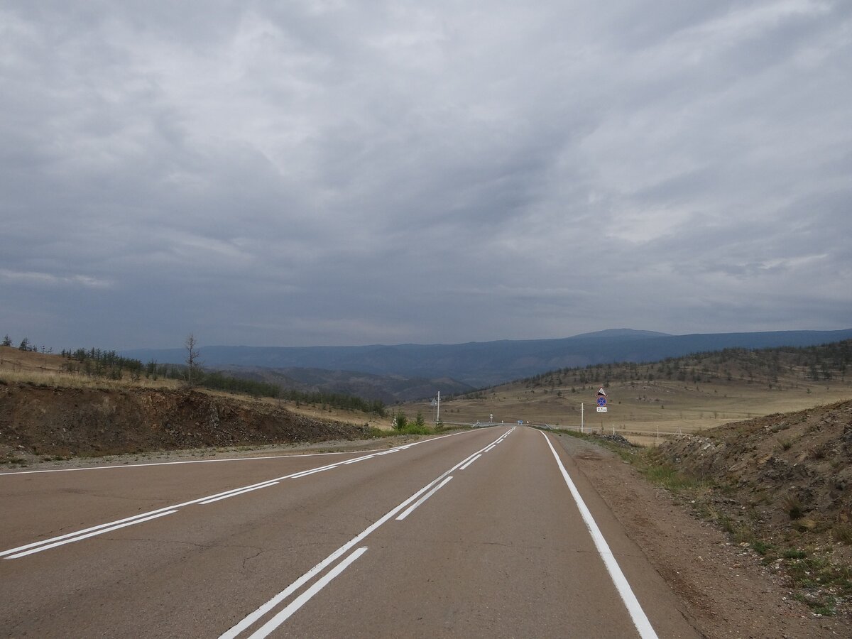 Дороги на Ольхоне грунтовые. Вам может повезти и основные дороги к поселкам будут прогрейдерованы. А может и не повезти и вы в полной мере ощутите пятой точкой дорожное покрытие а-ля "стиральная доска". 