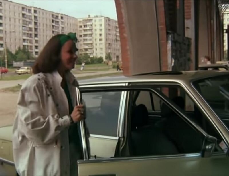 Кадр из фильма. Главная героиня разговаривает со своей, уже бывшей на тот момент, коллегой по «подработке», Зиной (Любовь Полищук).