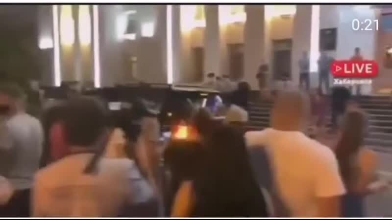 Кадр из видео, на котором врио губернатора Хабкрая уезжает от людей // Источник: People, "НАЗНАЧЕННЫЙ ГУБЕРНАТОР ДЕГТЯРЁВ УБЕГАЕТ ОТ ХАБАРОВЧАН", ссылка: https://www.youtube.com/watch?v=4J4ZQ2a5l40&feature=youtu.be