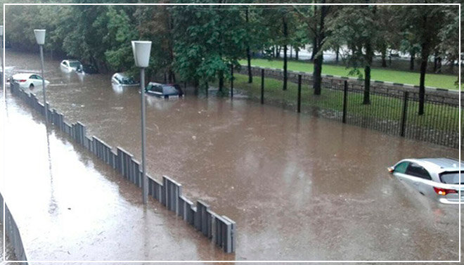 В Москве из-за ливня появилось «кладбище автомобилей». Фото: Autodromo.ru.