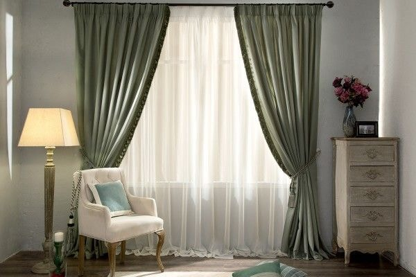 Пример оливковых штор в умеренном дизайне интерьера