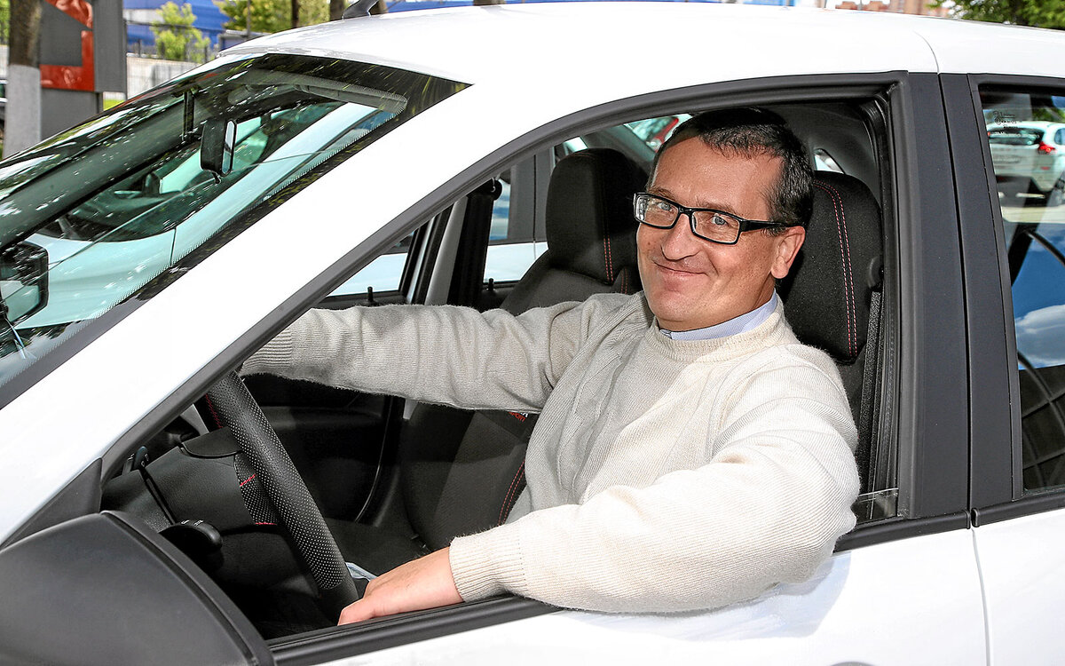 Мужчина за рулем автомобиля Lada Granta. /Фото: zr.ru