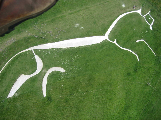 Геоглиф "Лошадь Уффингтона". Источник фото: https://commons.wikimedia.org/wiki/File:Aerial_view_from_Paramotor_of_Uffington_White_Horse_-_geograph.org.uk_-_305467.jpg The copyright on this image is owned by Dave Price and is licensed for reuse under the Creative Commons Attribution-ShareAlike 2.0 license.