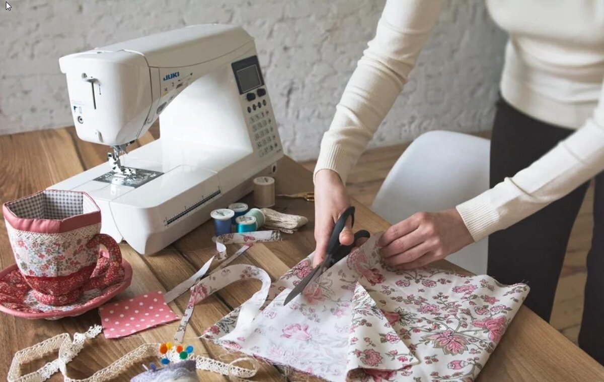 Оля шьет текстильную посуду. Фотограф Катя Никитина.
