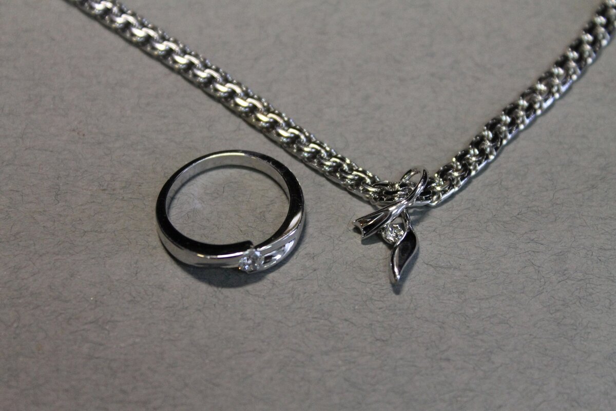 Кольцо и кулон с бриллиантом из белого золота