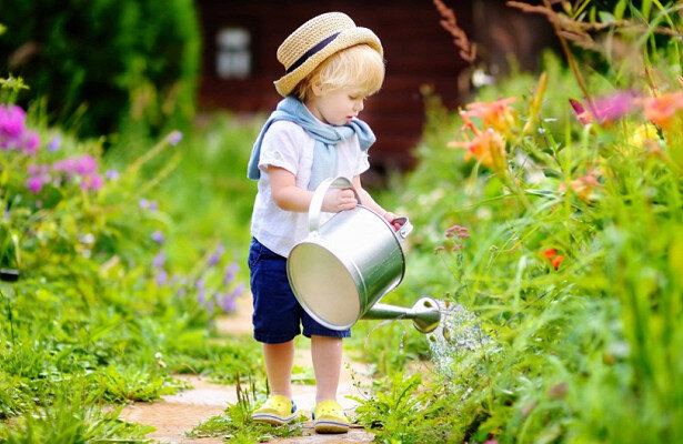 Ребенок в саду. Фото из Интернета