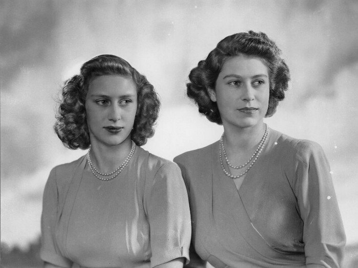Принцесса Елизавета и её сестра принцесса Маргарет, 1946