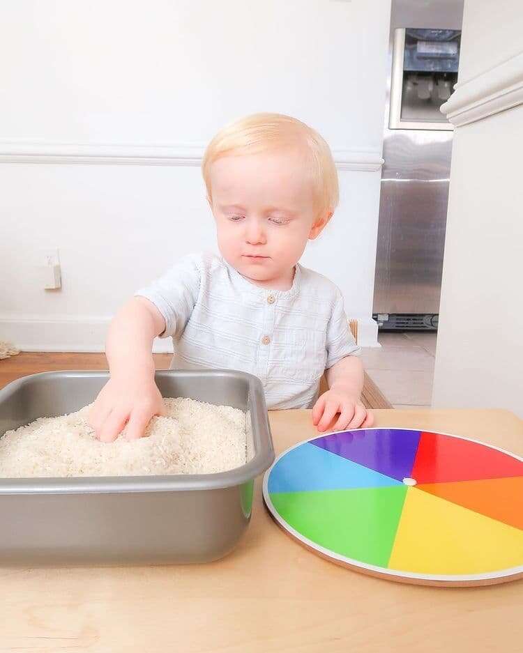 А вот и упражнение: я установила цветовое колесо, нашла шесть предметов соответствующих цветов и спрятала их в контейнере с рисом