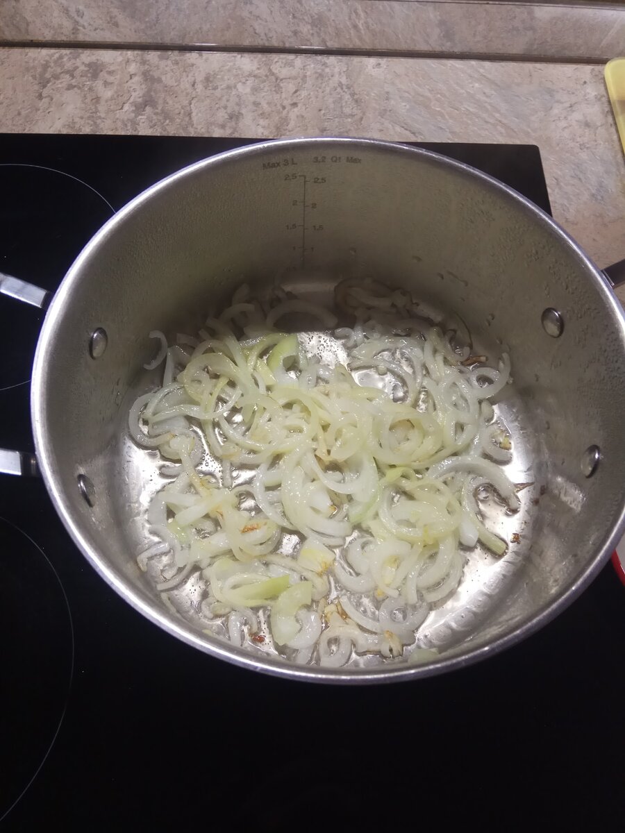 1.	В кастрюлю (лучше казан) с разогретым на сильном огне растительным маслом, выкладываем нарезанный лук, обжариваем до золотистого цвета. 