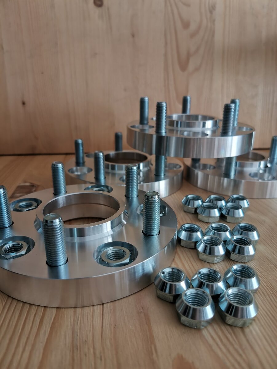 Проставки со шпильками и гайками