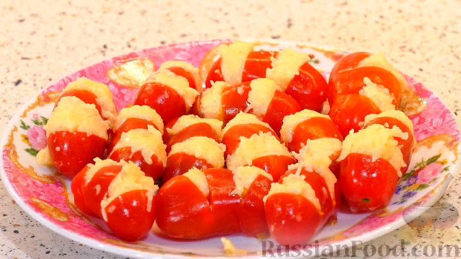 Традиционная любимая закуска из помидоров, сыра, чеснока и майонеза на новый лад. Помидоры с начинкой похожи на пчел.