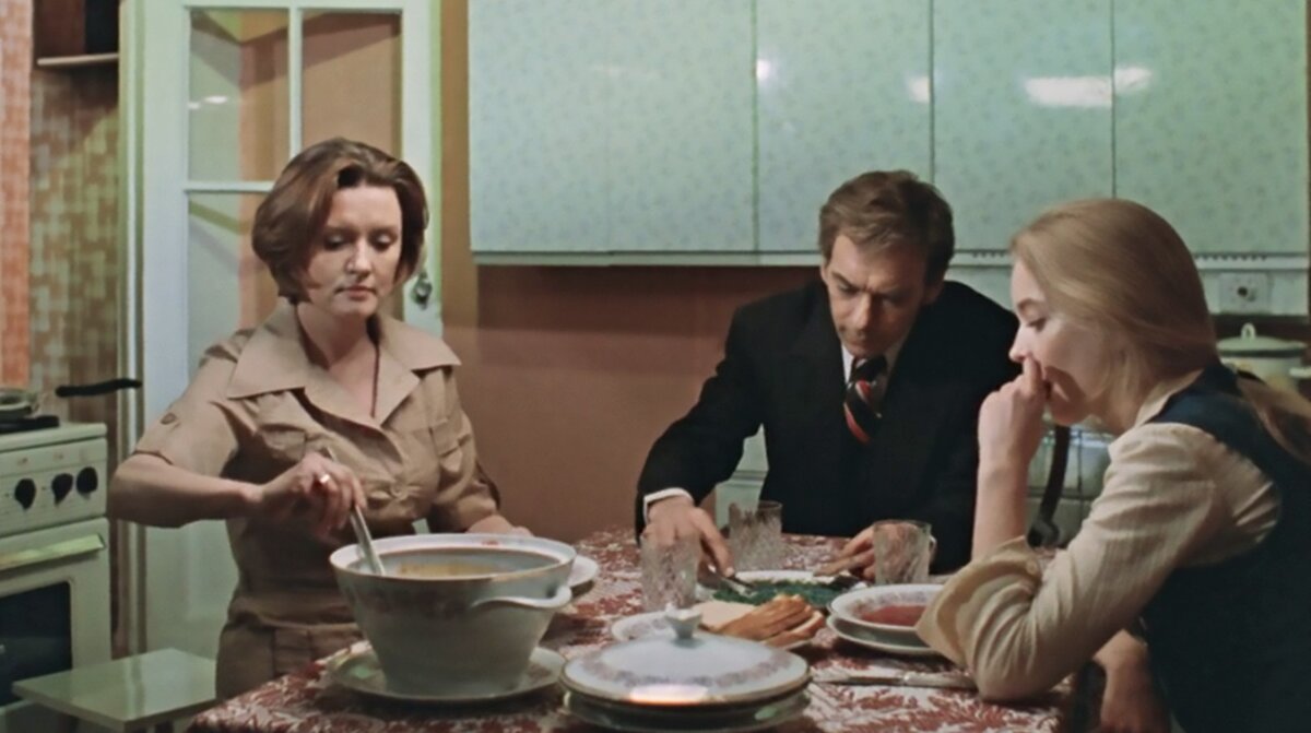 Кадр из фильма "Москва слезам не верит".