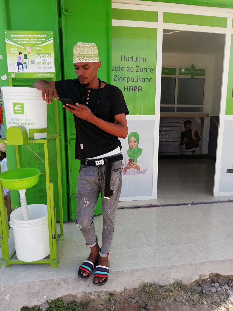 Противоковидный африканский умывальник и модный бой. 