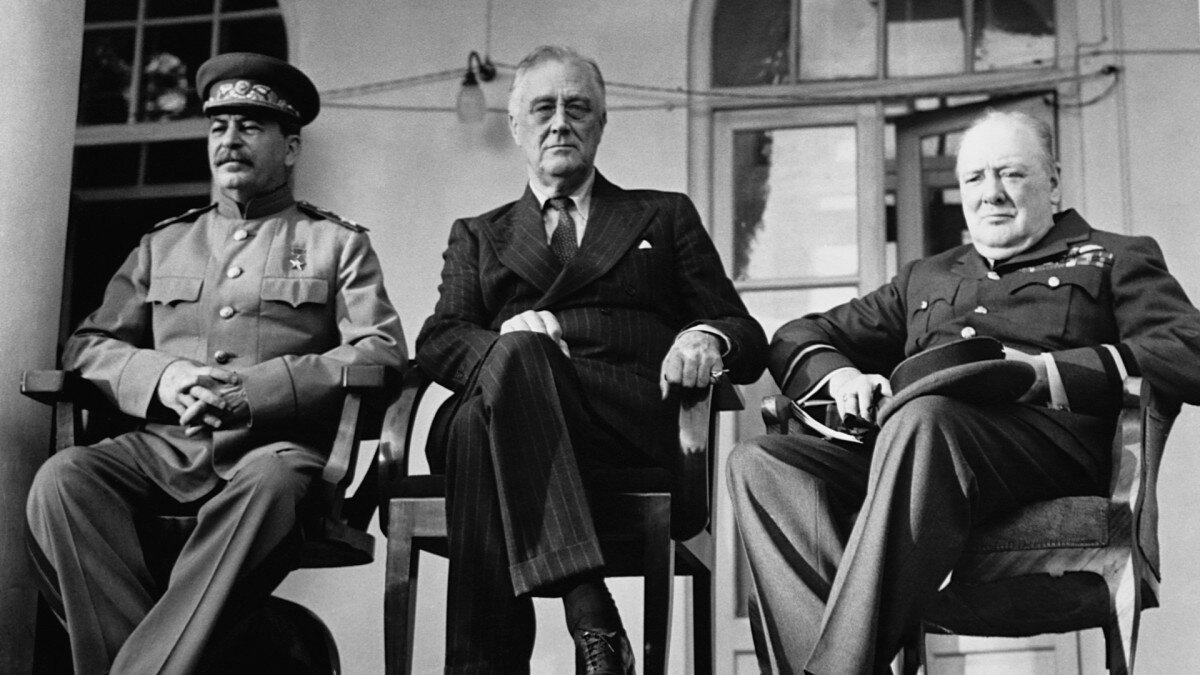 Премьер-министр России Иосиф Сталин, президент Франклин Рузвельт и премьер-министр Великобритании Уинстон Черчилль во время встречи в Тегеране, Иран, в конце 1943 года.Corbis / Getty Images