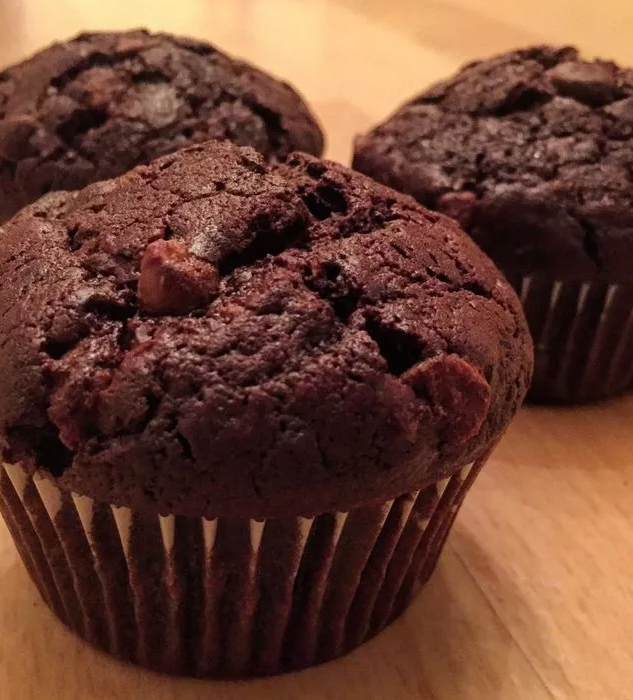 Рецепт кексов с шоколадной крошкой 
Шоколадные кексы - это вкусный и простой способ начать любое утро правильно! Простое тесто для кексов сочетается со сладкой шоколадной стружкой и выпекается до золотистого цвета. Хотя их приготовление занимает всего несколько минут, эти шоколадные кексы удивительно вкусные. Сделайте партию и посмотрите, как быстро дети и взрослые поглощают их.

Список ингредиентов:
1/3 фунта сливочного масла, размягченного
1/2 чайной ложки ванильного экстракта
4 средних яйца
1 гр. сахара
1 столовая ложка разрыхлителя
1/2 чайной ложки соли
1/4 стакана молока
2 1/2 стакана муки
¾ Фунта шоколадной стружки

Способ приготовления:
1. Разогрейте духовку до 400 градусов F. сковородка для сдобы с маслом и отставьте в сторону.

2.в большой миске смешайте сливочное масло и ваниль с помощью ручного миксера до легкого и пушистого состояния.

3. медленно взбить яйца, пока они не сольются. Медленно добавляйте сахар, пока он полностью не сольется.

4.в маленькой миске смешайте разрыхлитель, соль, молоко и муку. Медленно смешайте в сливочном масле до тех пор, пока просто комбинированные, но все еще комковатые. Добавить шоколадную стружку и соединить.

5. налейте смесь в кастрюли для кексов, заполняя каждую чашку на две трети.

6.Выпекайте в течение 25 минут или до тех пор, пока маффины не станут золотисто-коричневыми, а зубочистка, вставленная в середину маффина, не станет чистой.

