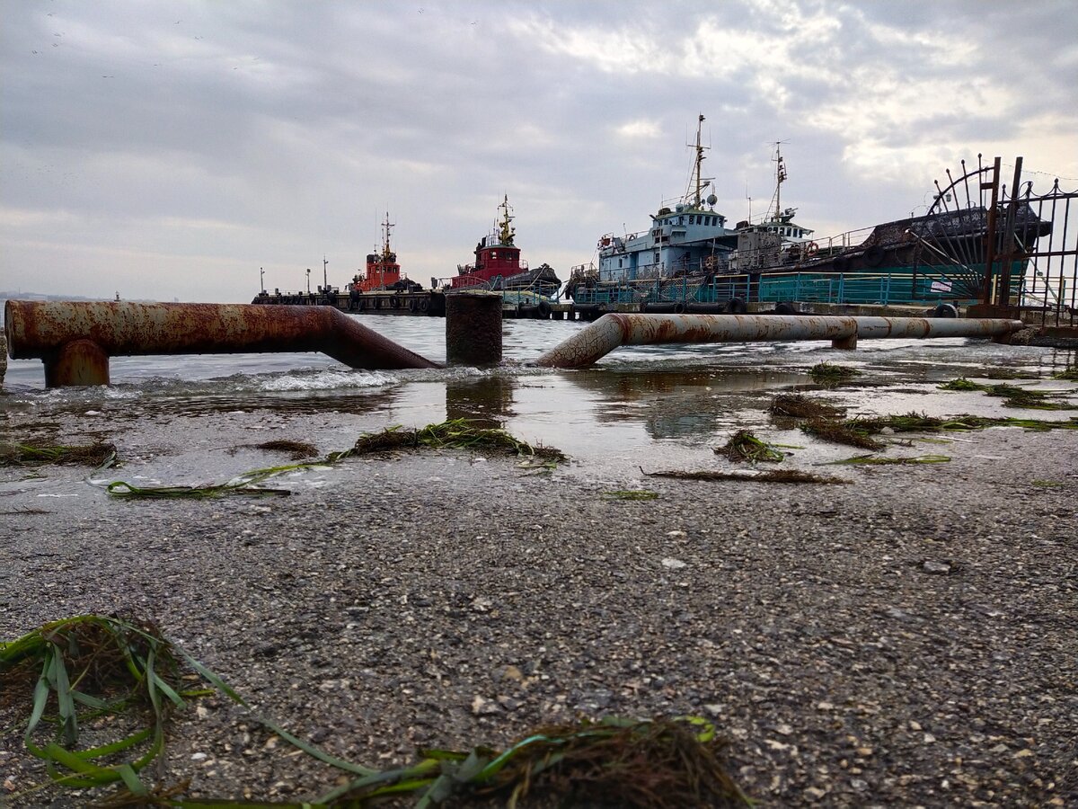 буксиры на стоянке (этот теперь украшает рабочий стол)