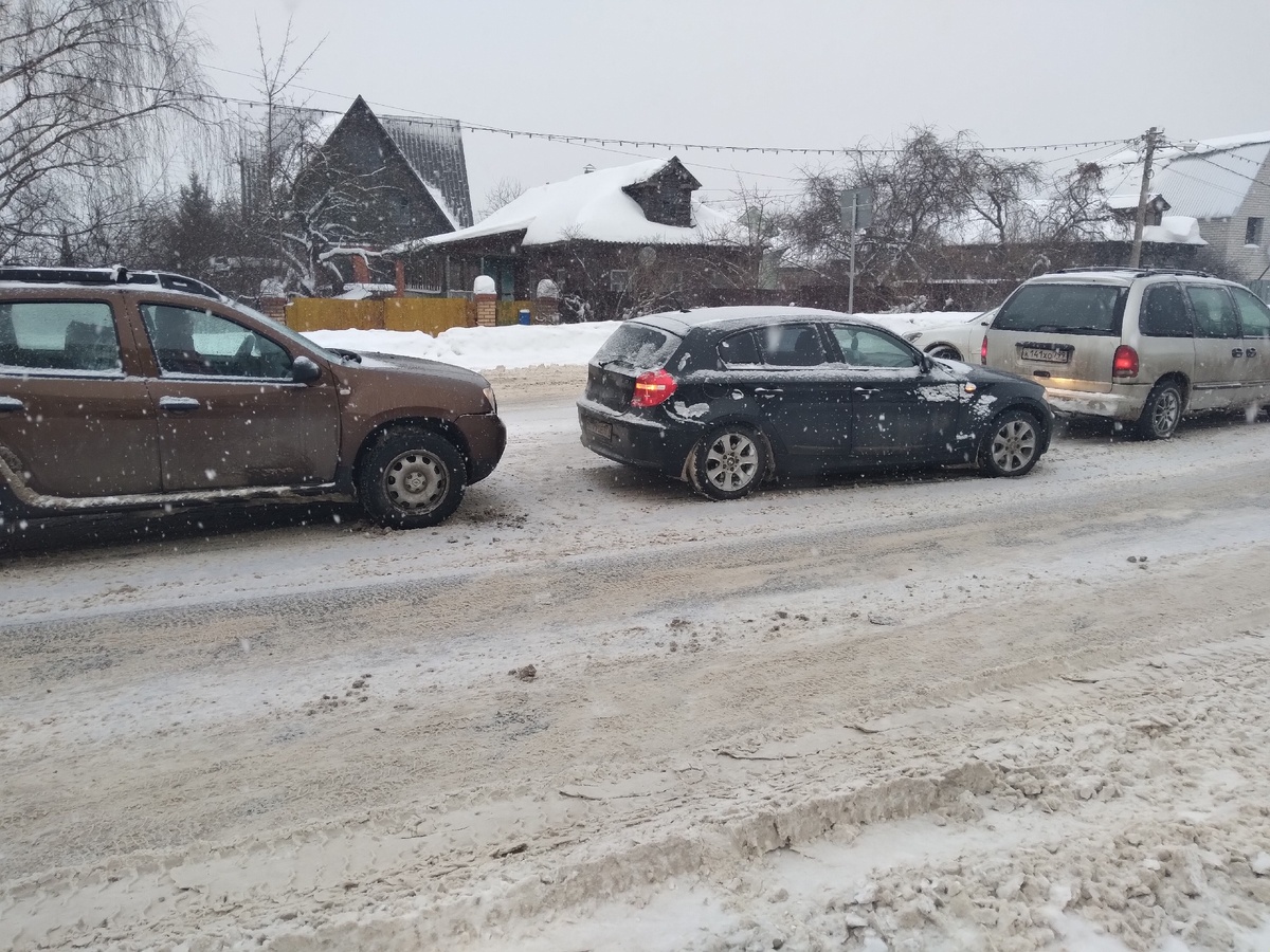 перекрыли большую часть дороги