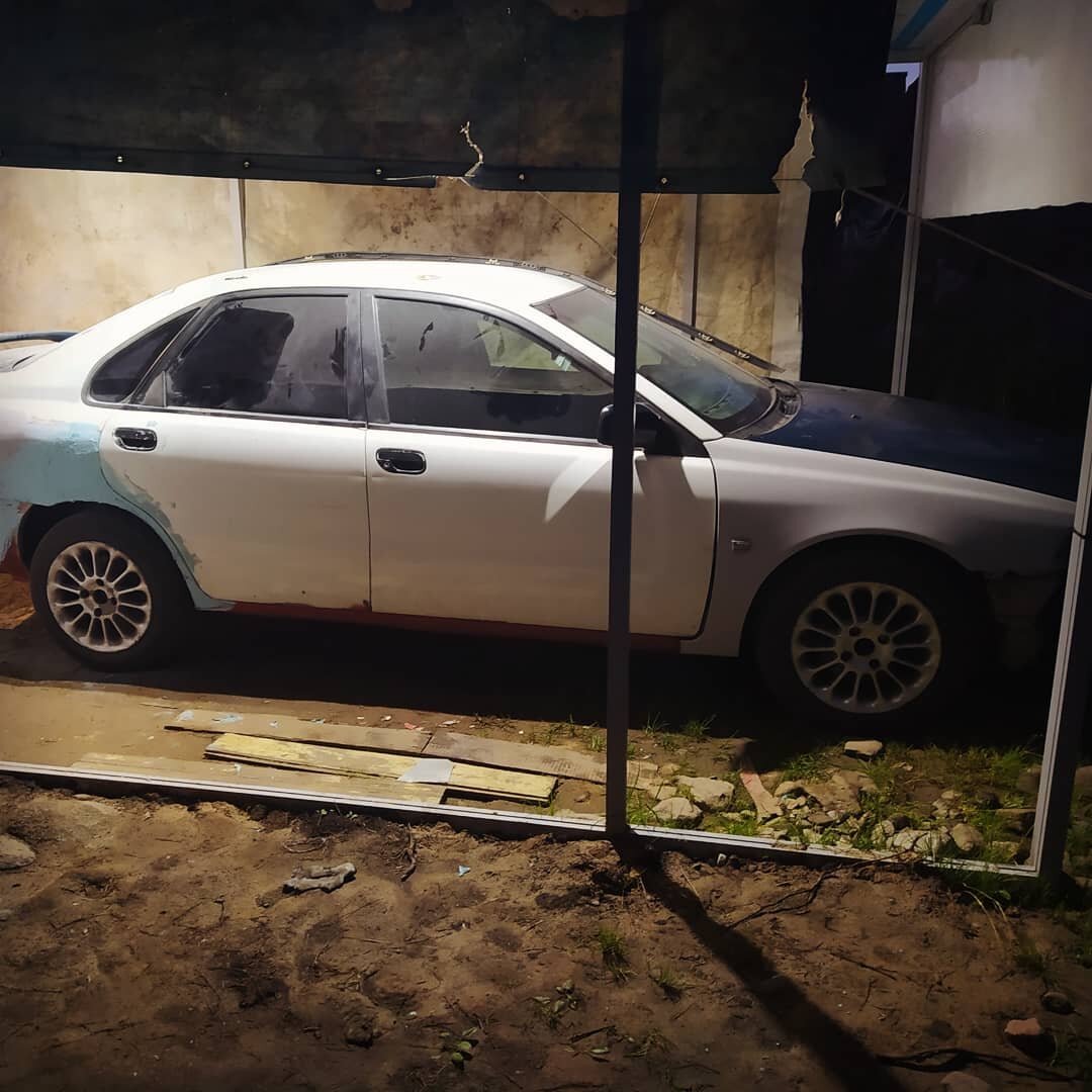 В процессе покраски капота и крыльев, всю оставшуюся шпатлевку намазывал на крыло. В результате - двери в шпатлевке, все грани смазаны.