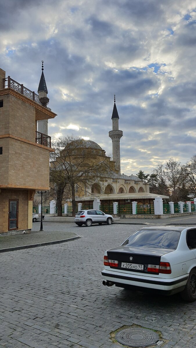 Джума́-Джами́ (крымскотат. Cuma Cami), она же Хан-Джами́ (крымскотат. Han Cami), также Мечеть Татар-хана.