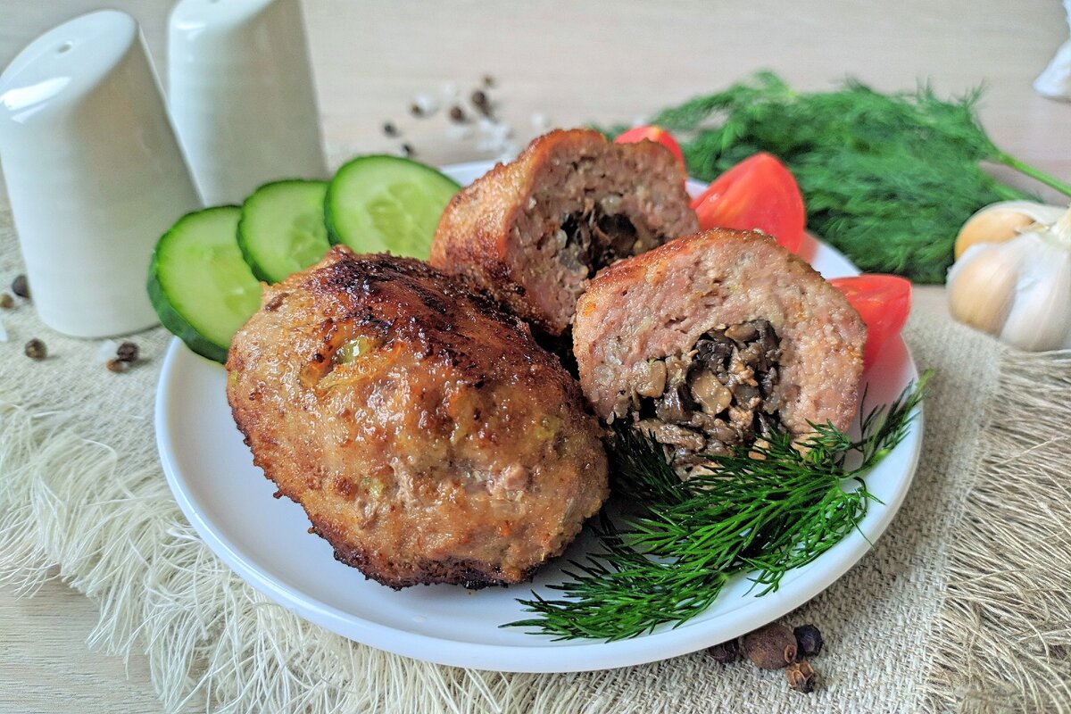 Зразы с грибами на сковороде. Зразы с грибами. Зразы мясные. Рисовые зразы с грибами. Зразы мясные с начинкой.