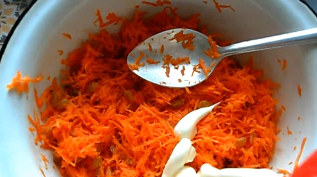 Натертую морковь смешала с изюмом 