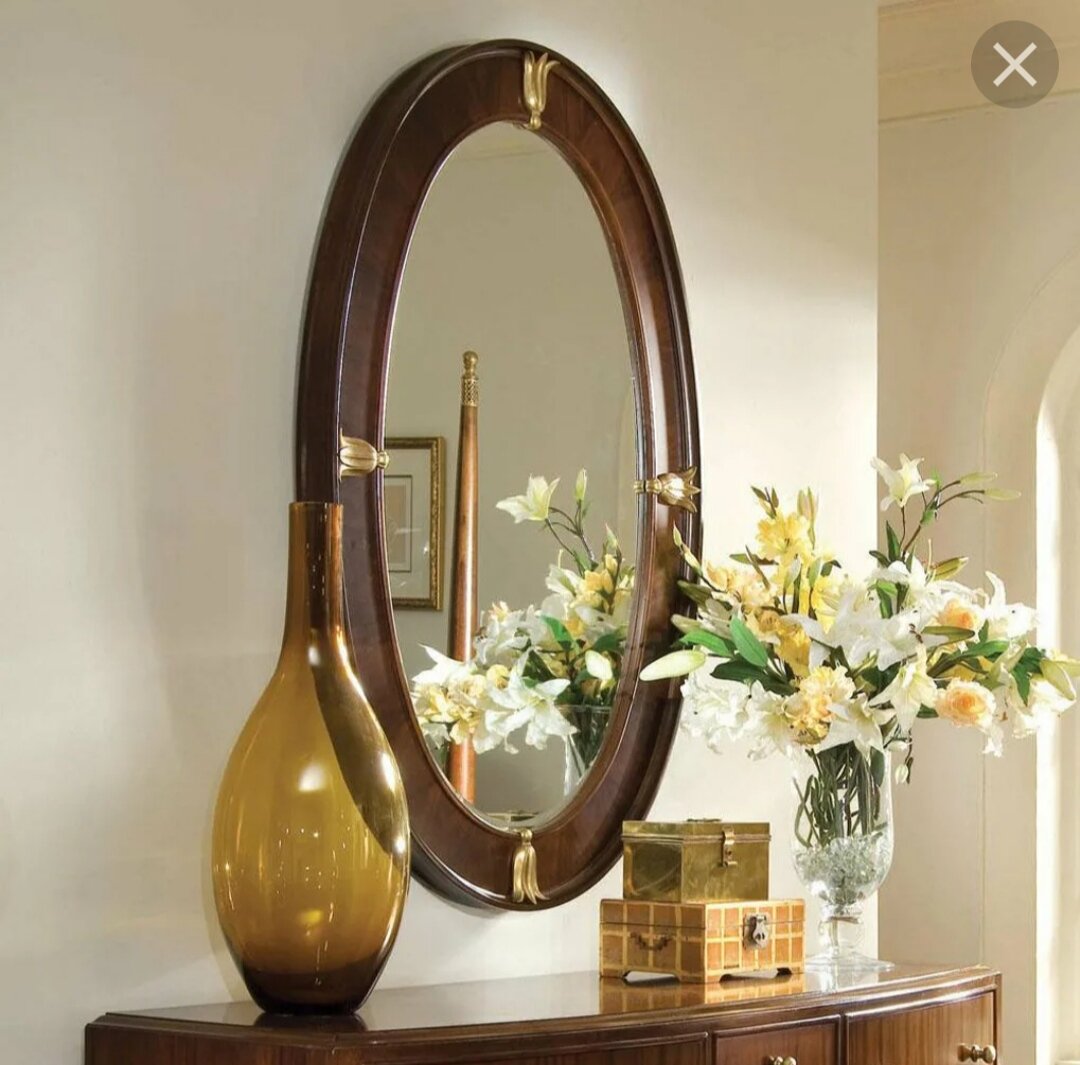 В зеркале нельзя отражаться входная дверь. Почему? 
1.Старайтесь устанавливать зеркала в помещении так, чтобы в них отражались красивые предметы или же пейзаж за окном. Лучше всего использовать зеркало над обеденным столом, чтобы удваивать число продуктов на столе. Таким образом вы умножаете своё благополучие. 
2.В зеркале никогда не должно отражаться нечто неприглядное, например, помойное ведро, груды грязной посуды и белья, швабры. 
3.Нельзя также использовать зеркала в туалетах, так как вся ваша жизненная энергия, деньги уйдут от вас как вода в канализацию. 
4.Никогда не пользуйтесь разбитым или треснутым зеркалом. Они  приносят в дом несчастья. 
5.Не следует использовать зеркала, в которых человек видит себя не в полный рост. 
6.Если зеркало помутнело от времени, замените его на новое. Зеркало нуждается в тщательном уходе, если оно грязное, то и его притягивающая сила становится равной нулю. 
7.В зеркале не должна отражаться входная дверь. Считается, что вся благотворная энергия сразу улетучивается, как только попадает в дом. Это приносит болезни, кражи, несчастья и супружеские измены. 
8.Следует с особенной осторожностью использовать зеркала в спальне. Если в зеркале отражается спящий человек или спящая пара, то это наносит супружеским отношениям вред, который потом трудно исправить. 