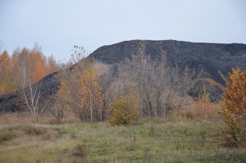 Тереконник в городе шахты. Красивая порода с горы кастель. Терриконы пустой породы. Угольная гора. Террикон кизел.