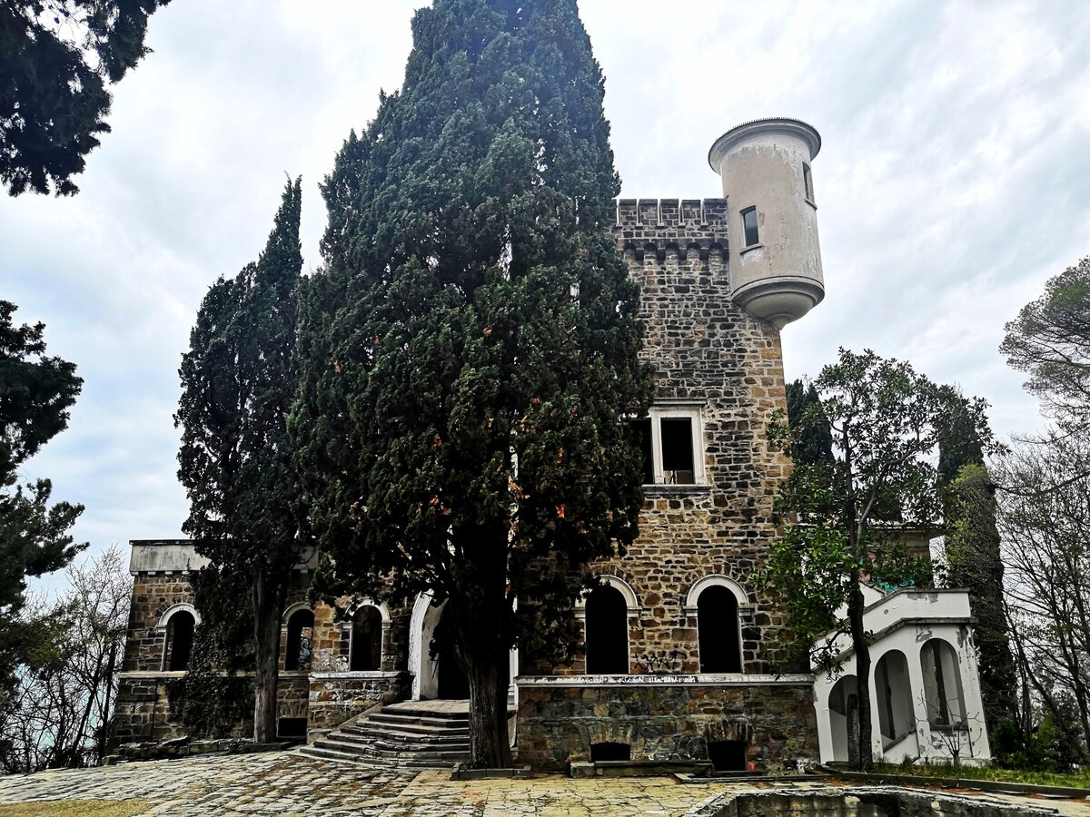 Девица без трусов светит пиздой в развалинах (15 фото эротики)