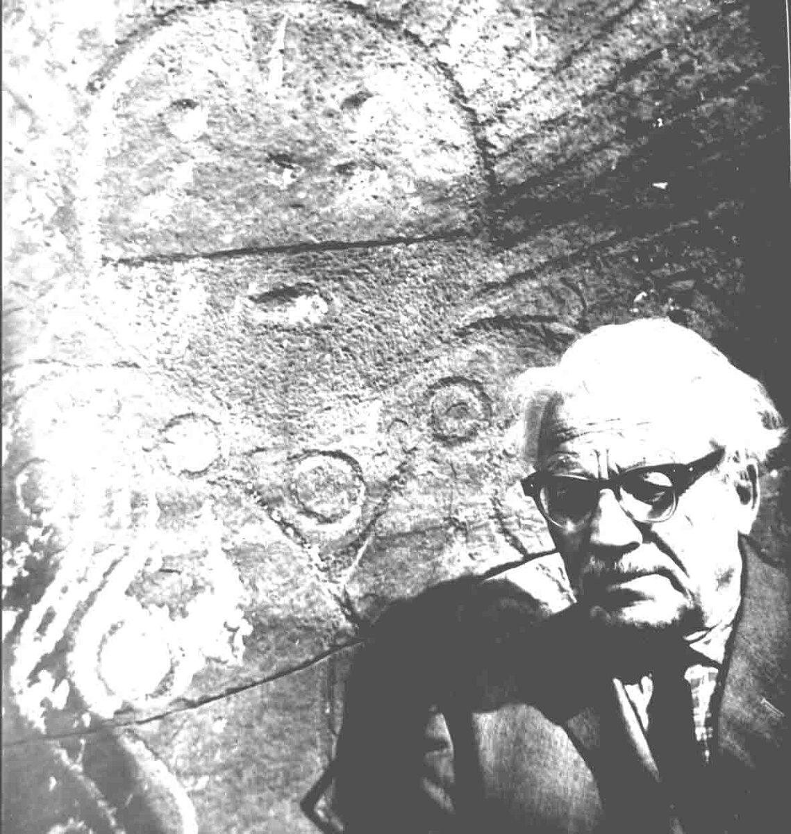 А.Н. Липский, директор музея в 1944–48 гг. возле древнего изваяния 
