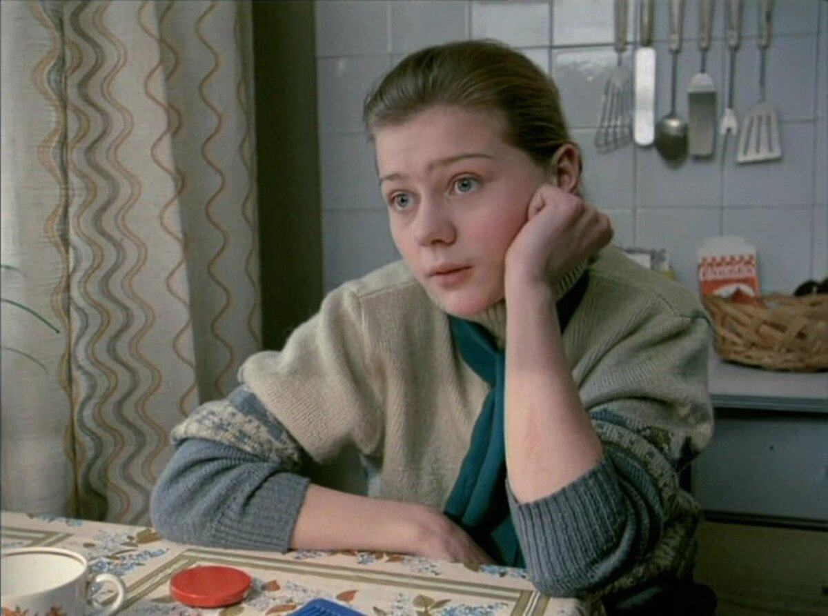 Прекрасно осведомлённая в "торгашеских делах" пятнадцатилетняя Настя, младшая дочь Нины Елизаровны. Кадр из фильма "Ребро Адама". Источник фото - filmpro.ru