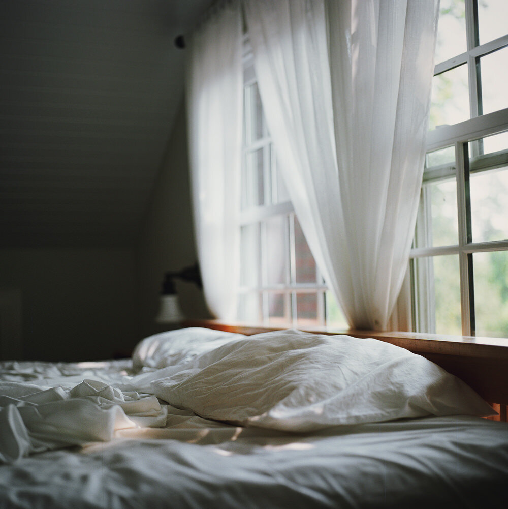 Спят в постели. Комната с кроватью в темноте. Through the bed. Фон кровать у окна. Комната с кроватью и окном ночью.