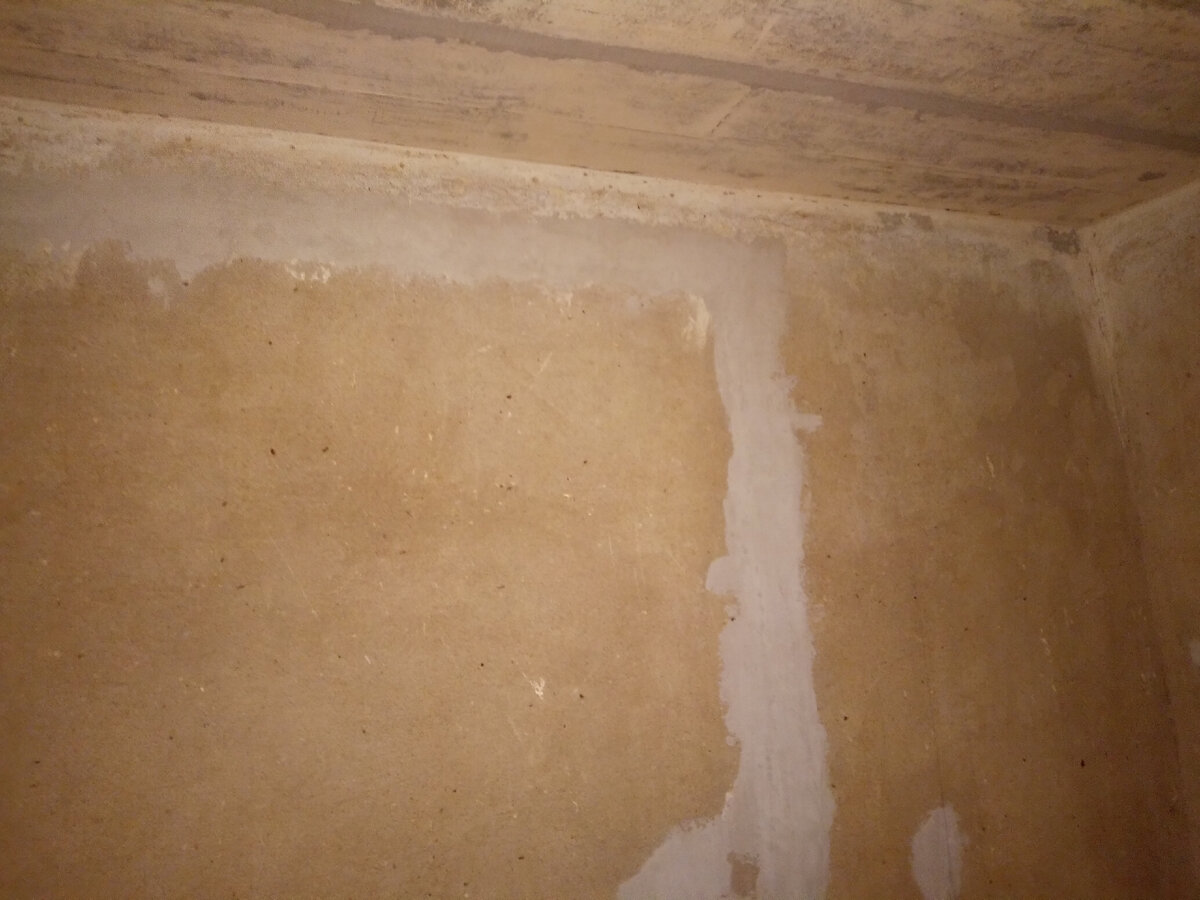 Заштукатуренные штробы с кабелями