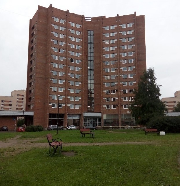 В этом здании общежития Студгородка в Петергофе и работал магазин "Первым делом"