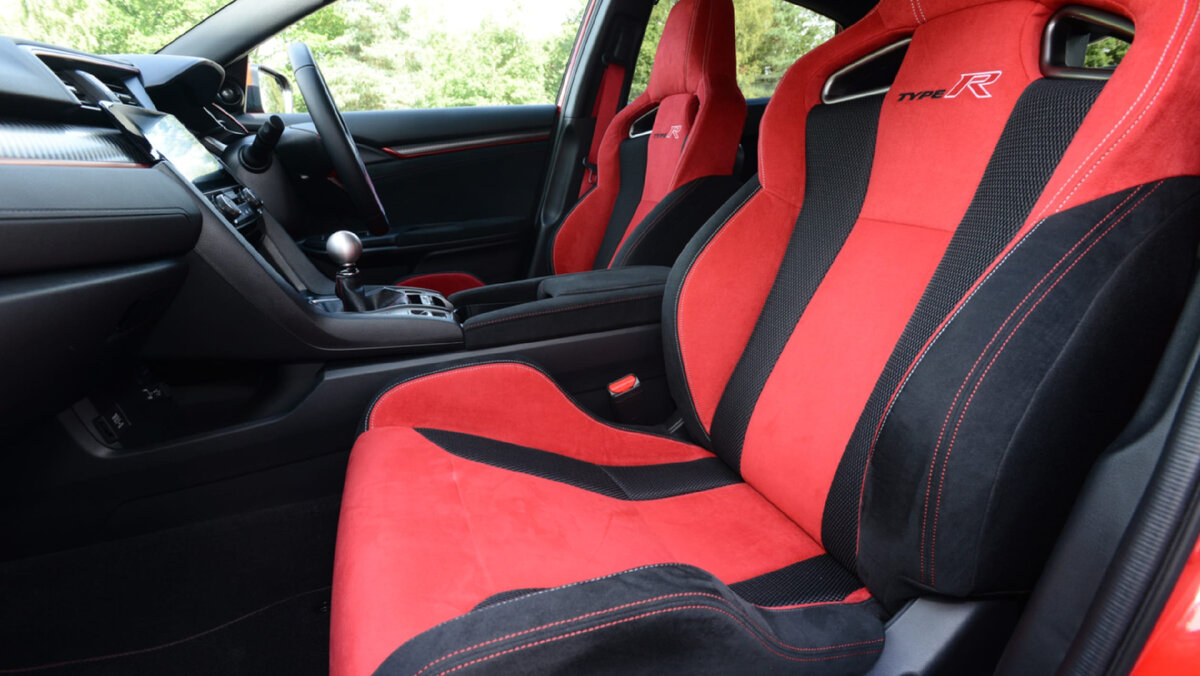 В Civic Type R, который продается сегодня, используется аналогичная ходовая часть, что и в предыдущей модели, но он был подвергнут тщательному ремонту и небольшому увеличению мощности, чтобы сделать нынешний автомобиль еще более резким в управлении и мощностью 310 л.с. от его 2,0-литрового двигателя с турбонаддувом. Он основан на нынешнем Civic Mk10, хотя это будет производиться только Civic Type R пятого поколения. 