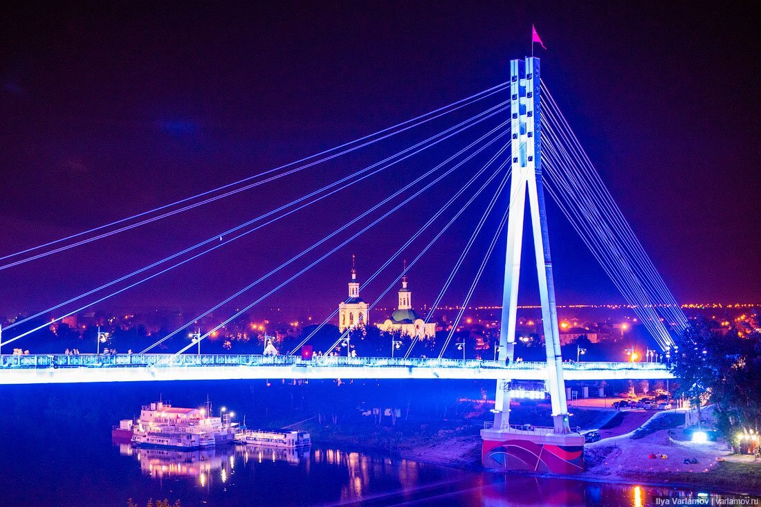 Набережная. Многим известно что река Тура протекает в Тюмени, и конечно же через такую не маленькую реку необходимо было построить мост, который в будущем решили назвать мостом влюблённых. Своё название он получил благодаря конкурсу на самый долгий поцелуй. Со временем его улучшили и даже сделали светящимся. Набережная так же не осталась без внимания, на ней построили кафе, площадку и установили статуи посвящённые истории развития города. Зимой здесь ставят ёлку и заливают каток на котором весело катаются жители.   