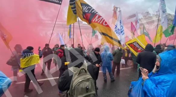 Митингующие жгли файеры. Фото: "Страна"