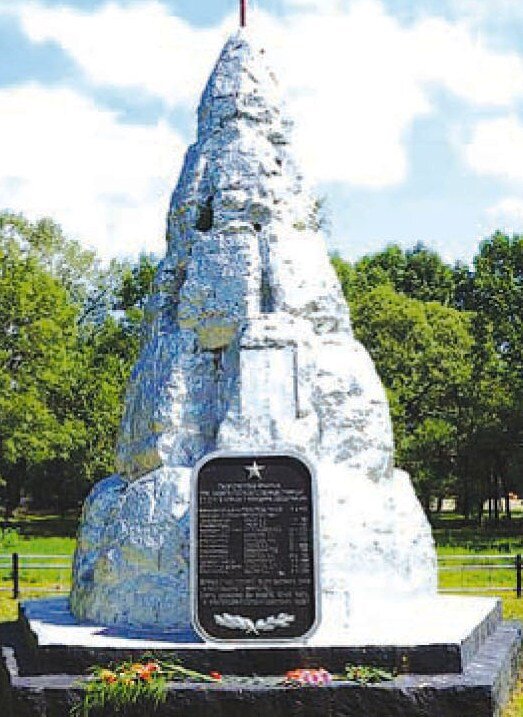 Памятник пограничникам у заставы Синий Ключ.