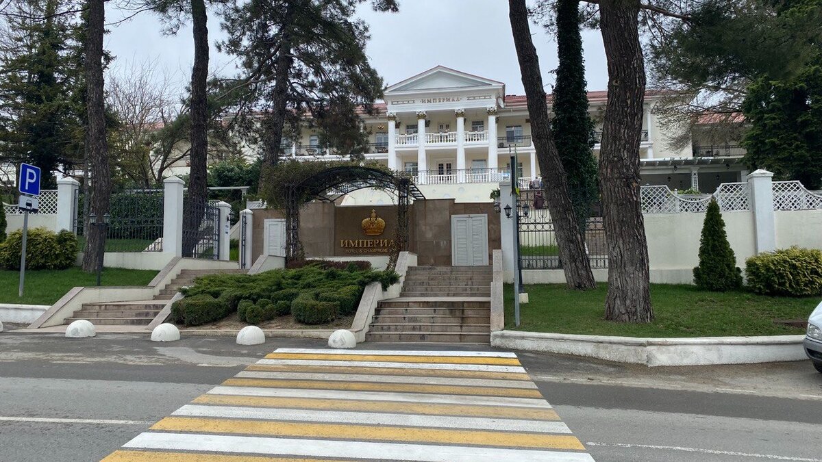 Красивый отель возле набережной озера Абрау